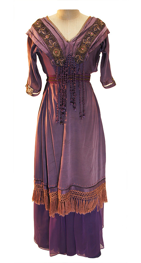 Jahrhundertwende Kleid lila Samt mit Fransenporte