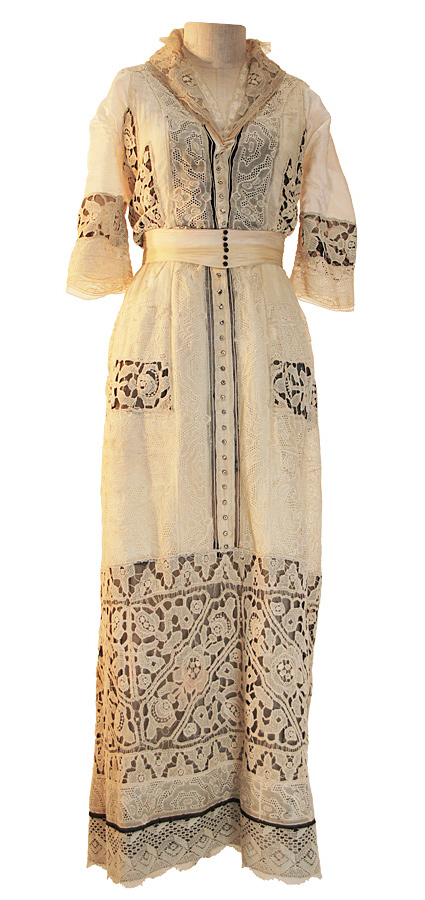 Jahrhundertwende Kleid mit Spitzenbesatz, um 1915