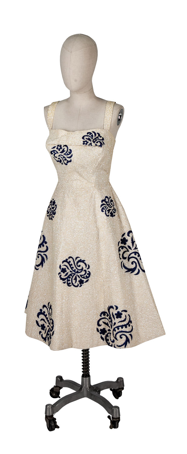 Foto von einem Damenkostüm von Lambert Hofer