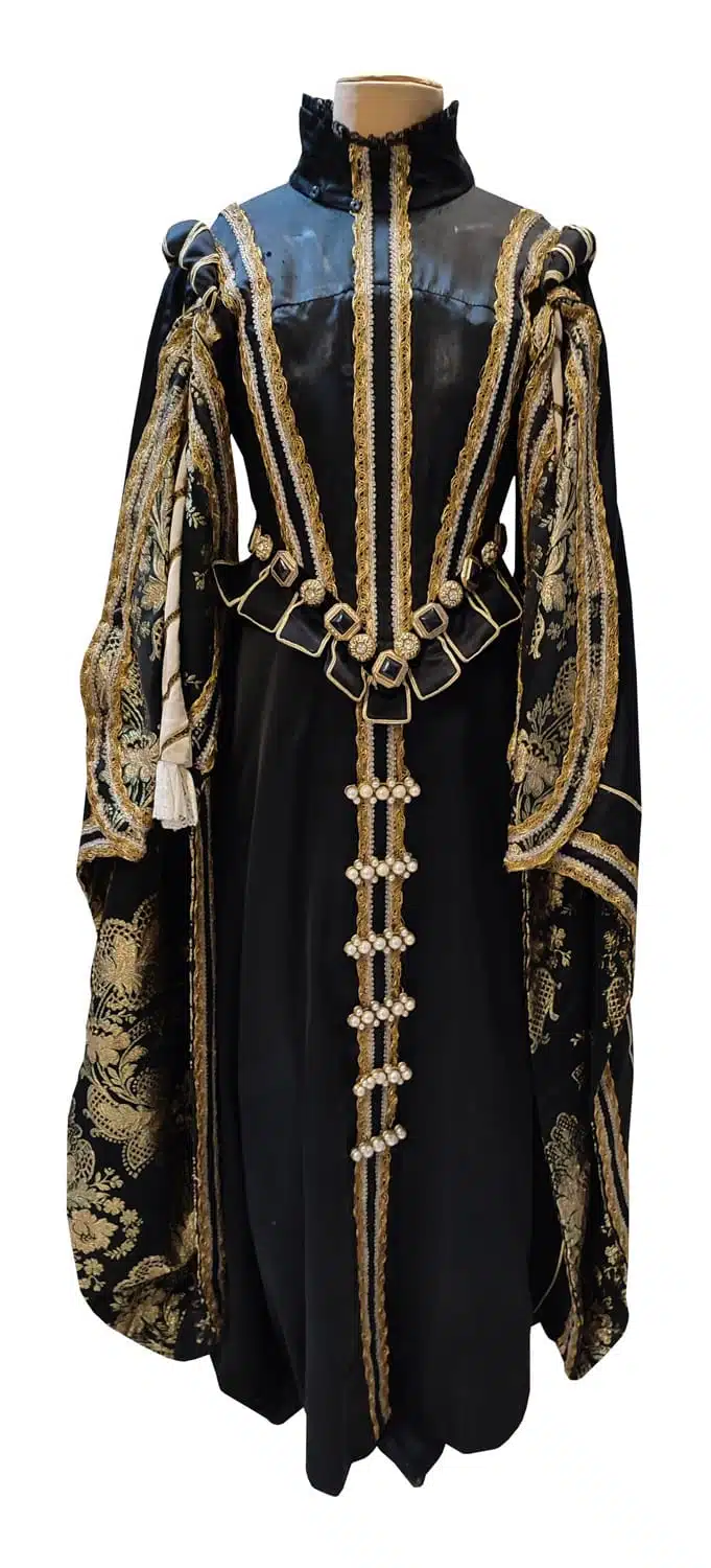 Foto von einem Damenkostüm von Lambert Hofer