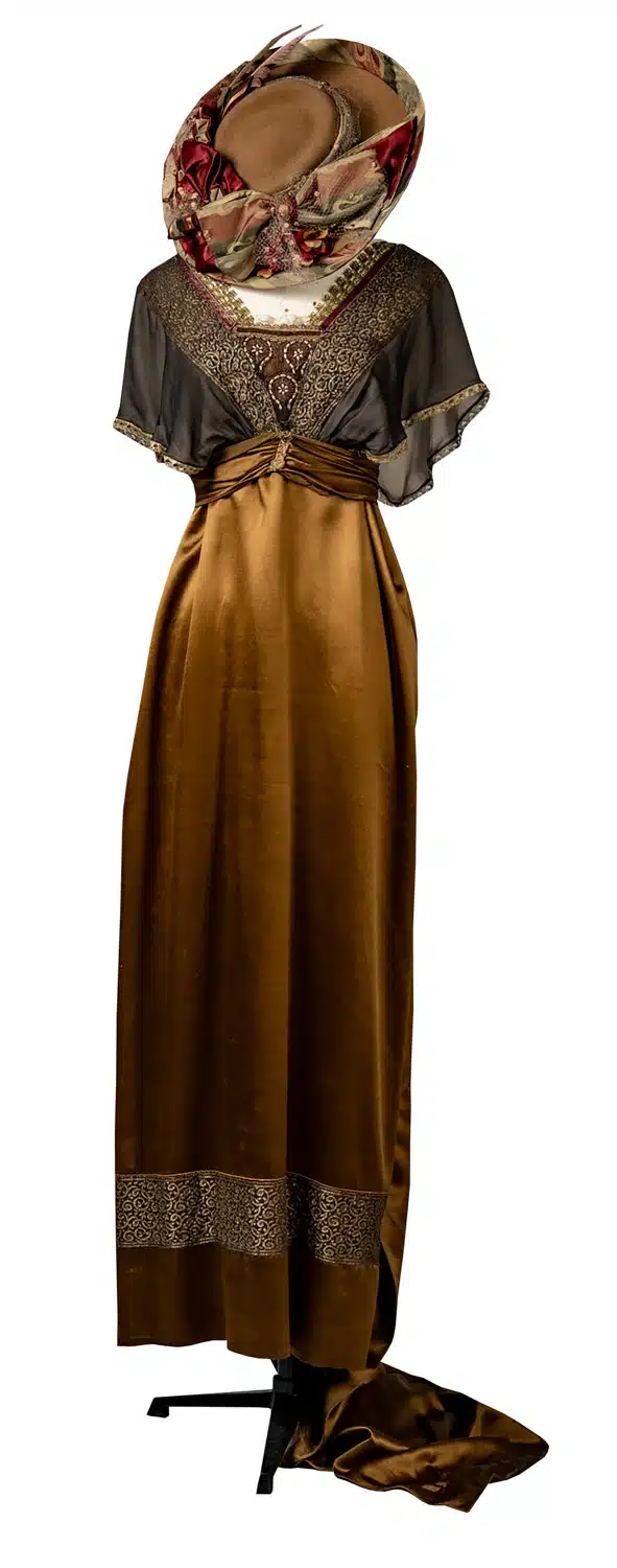 Foto von einem Damenkostüm von Lambert Hofer